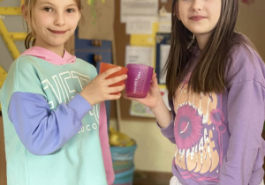 Nina i Ewa przed degustacją soków.