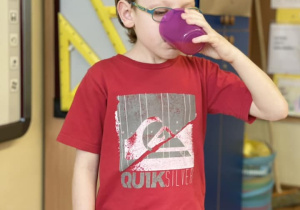Kacper smakuje swój sok. Bardzo mu smakował.