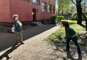 Chłopcy podczas gry zręcznościowej "Catch ball" - piłka na rzepy.