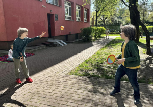 Chłopcy podczas gry zręcznościowej "Catch ball" - piłka na rzepy.