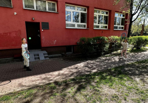Dziewczynki grają w badmintona.