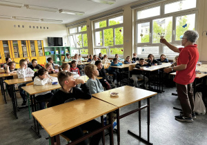Pan Jacek tłumaczy uczniom, co za chwilę będa robili.