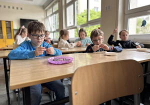 Uczniowie bardzo dokładnie dobierają koraliki do swoich prac.