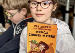 Julia opowiedziała o książce pod tytułem "Operacaj - Człowiek w czerni".