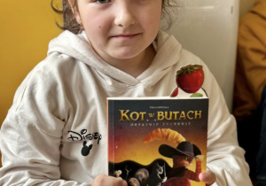 Julia opowiedziała o książce pod tytułem "Kot w butach".