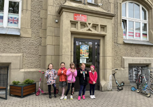 Uczennice pod szkołą organizatora konkursu.