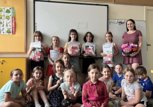 Zwycięzcy konkursu plastycznego pod tytułem "Kwiat z bibuły".