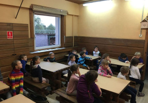 Uczniowie słuchają o tym, co będą robić w ciągu pobytu.