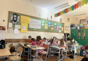 Dzieci z klasy 2b rozwiązują łamigłówki z okazji Dnia Kropki.