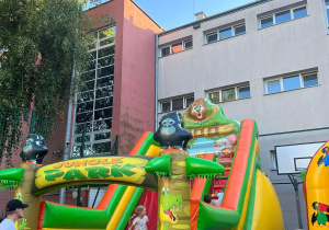 Uczniowie świetnie się bawili na dmuchańcach.