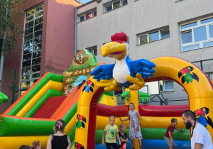 Uczniowie świetnie się bawili na dmuchańcach.