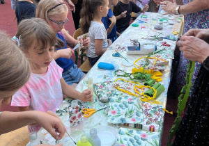 Uczniowie chętnie brali udział w zajęcicah plastyczno-technicznych z decoupage.
