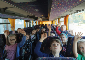 Dzieci z klas 1b i 2b jadą autokarem na wycieczkę.