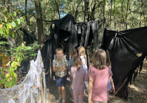 Uczniowie zwiedzają „Strachowisko”.