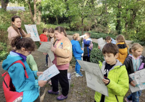 Pani Przewodnik pokazywała uczniom na mapie, co kilkadziesiąt lat temu znajdowało sie w miejscu, w którym się zatrzymali.