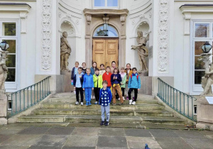 Podczas zwiedzania łazienek Królewskich nie może zabraknąc zdjęcia grupowego pod Pałacem na Wodzie.