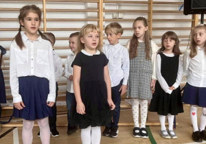 Uczniowie podczas występu dla gości.