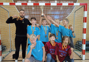 Puchary i uśmiechnięte buzie, czyli nasi reprezentacji po dekoracji medalami.
