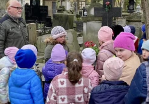 Spacer uczniów przez historię Polski, pokazanej przez pryzmat ludzi, którzy ją tworzyli.