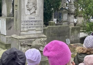 Uczniowie zatrzymali się przy nagrobku Henryka Wieniawskiego.