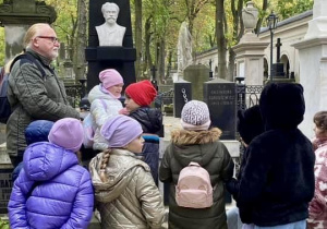 Spacer uczniów przez historię Polski, pokazanej przez pryzmat ludzi, którzy ją tworzyli.