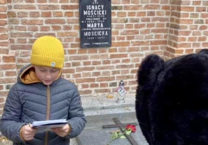 Uczniowie zatrzymali się przy nagrobku Państwa Mościckich.