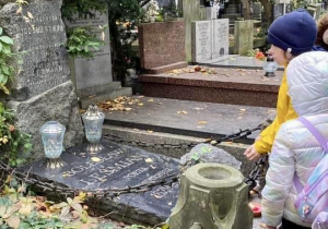 Uczniowie zatrzymali się przy nagrobku Bolesława Leśmiana.
