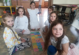 Udało się. Uczennice dumnie prezentują ułożone puzzle.