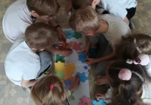 Układanie puzzli w toku.