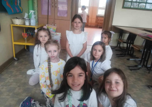 Grupowe zdjęcie uśmiechniętych i zadowolonych dziewczynek zwięczeniem wykonanego zadania.