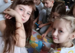 Ania z koleżanką zastanawiają się, kiedy uda im się ułożyć puzzle.