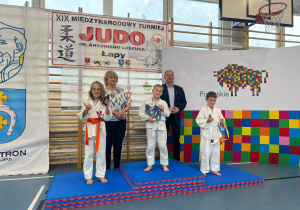 Stanisław stoi na podium podczas dekoracji medalami, zdobył drugie miejsce.