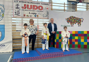 Tadeusz stoina podium podczas dekoracji medalami, zdobył drugie miejsce.