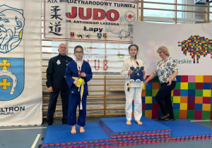 Lidia stoi na podium podczas dekoracji medalami, zdobyła pierwsze miejsce.