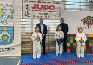 Hanna stoi na podium podczas dekoracji medalami, zdobyła pierwsze miejsce.