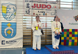 Zuzanna stoi na podium podczas dekoracji medalami, zdobyła drugie miejsce.