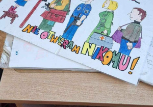 Plakat pod tytułem "Gdy jestem sam w domu nie otwieram nikomu!".