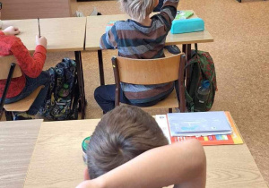 Uczniowie zadają pytania funkcjonariuszce Straży Miejskiej, aby usystematyzować zdobytą wiedzę podczas zajęć.