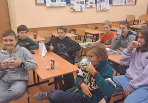 Chłopcy zaczęli lekcję angielskiego od angielskiej herbaty.