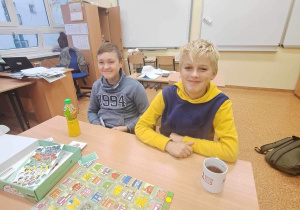 Przy herbatce gra utrwalająca słownictwo jest, jak najlepsza gra planszowa.