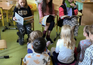 Przedszkolaki podczas wysłuchania czytanki z podręcznika.
