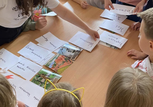 Grupa uczniów próbuje rozwiązać zadanie - znalezienie odpowiedzi na pytania związane z historią Polski.