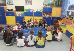 Spotkanie z przedstawicielką Fundacji Szlachetny Gest, która prowadzi z uczniami klasy 1b zajęcia "Zabawy z pomaganiem w tle"..