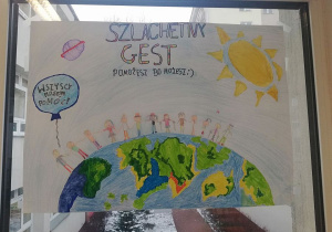 Plakat "Szlachetny gest. Pomożesz, bo możesz" wykonany przez czwartoklasitów promujący akcję charytatywną na rzecz podopiecznych Fundacji Szlachetny Gest.