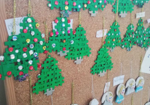 Ozdoby świąteczne - choinki z puzzli i aniołki z masy solnej wykonane przez pierwszoklasistów.