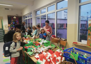 Stoisko z ozdobami świątecznymi i sprzedaż prac wykonanych na kiermasz.