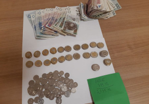 2 tysiące 139 tysięcy złotych i 42 grosze - pieniądze uzbierane z kiermaszu.