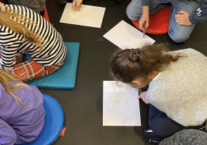 Uczniowie wykonują pracę plastyczno-techniczną związaną z tematem lekcji.