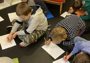 Uczniowie wykonują pracę plastyczno-techniczną związaną z tematem lekcji.