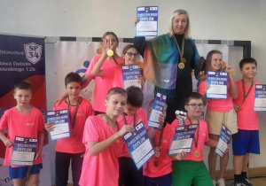 Pani Dyrektor i reprezentanci naszej szkoły pozują do grupowego zdjęcia.